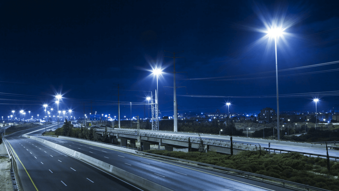 城市照明:夜间LED路灯照明的道路