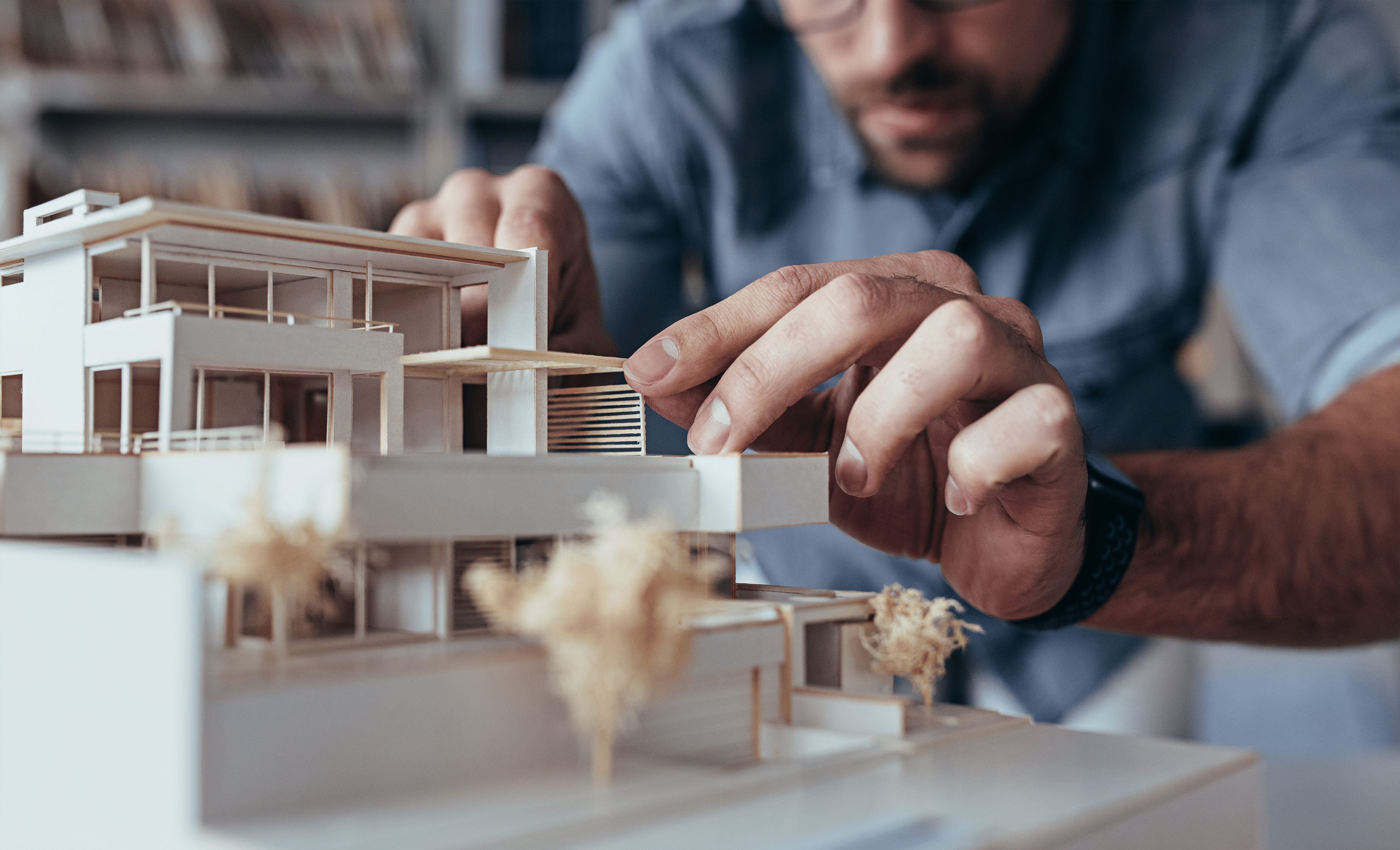 建筑师正在做一个建筑模型，问自己为什么照明对建筑至关重要