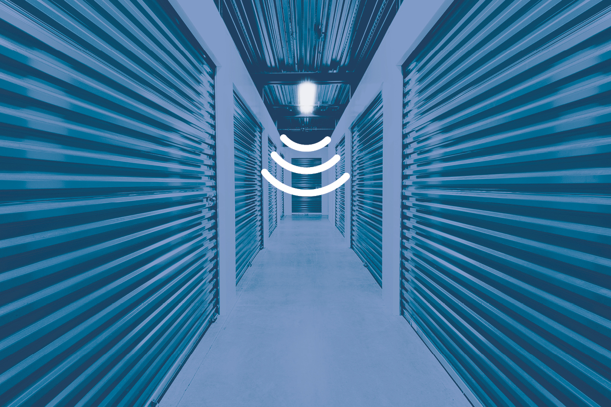 仓储走廊由可编程照明，由集成运动传感器图标表示，旁边的LED三电平条形灯有3条线